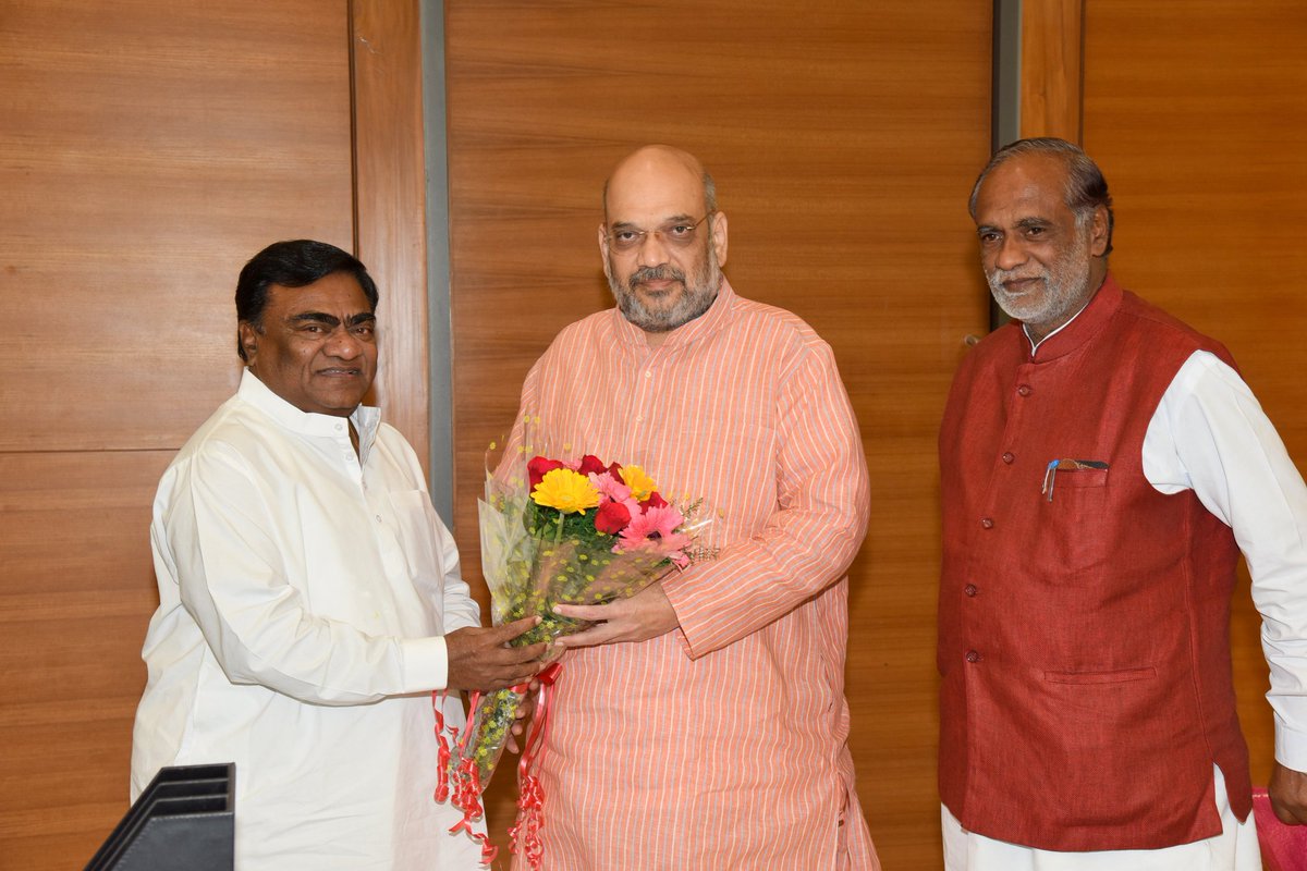 AmitShah's tweet photo. టిఆర్ఎస్ తాజా మాజీ ఎమ్మెల్యే  బాబు మోహన్ ను బిజెపిలోకి స్వాగతిస్తున్నాం. మూడుసార్లు ఎమ్మెల్యేగా ఎన్నికై, 900 పైగా చిత్రాలలో నటించిన వారు దళిత సామాజిక వర్గానికి చెందినవారు, ప్రధానమంత్రి మోడీ నాయకత్వాన్ని బలపరుస్తూ, తెలంగాణలో బీజేపీని బలోపేతం చేయడానికి వచ్చినందుకు వారికి అభినందనలు. https://t.co/C9dz5fgyri