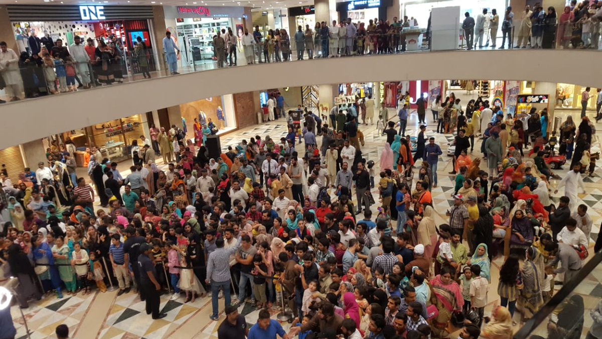 Jamesa_AI's tweet photo. It's #Lahore Love โค
A huge crowd just coz of @fahadmustafa26 at #fortresssquare
#Fan_Of_Fahad_Mustafa https://t.co/ofDkCB48hy