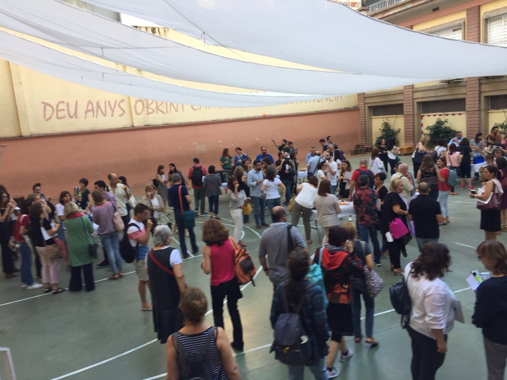 jumpingducks's tweet photo. Aprenent a treballar per projectes @FundacioBofill en les jornades #eduDema, hibridant i maridant!@OctavioPazBCN https://t.co/ya9D3yeebo