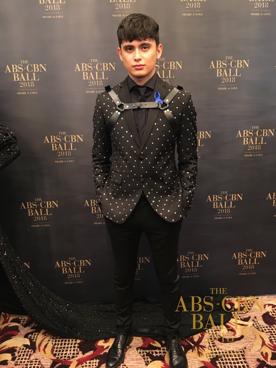 ABSCBNNews's tweet photo. James Reid oozes with sex appeal. #ABSCBNBall2018 | via @cedrickkbasco https://t.co/NduyPj1vWI