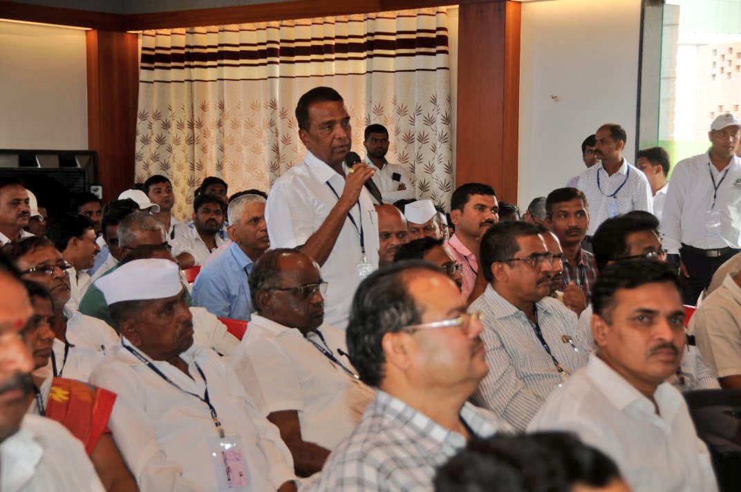 Dev_Fadnavis's tweet photo. This unique initiative started in2004with 10farmers with just 9acre land &amp; today over6500farmers united creating wonders,with own climate centres,malls,godowns,cold storages&amp;many facilities.
In just 2yrs they achieved ₹54crore turnover after formally setting up of company in2011 https://t.co/kIaQuGimpA