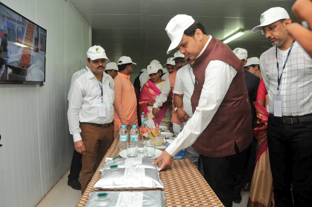 Dev_Fadnavis's tweet photo. This unique initiative started in2004with 10farmers with just 9acre land &amp; today over6500farmers united creating wonders,with own climate centres,malls,godowns,cold storages&amp;many facilities.
In just 2yrs they achieved ₹54crore turnover after formally setting up of company in2011 https://t.co/kIaQuGimpA