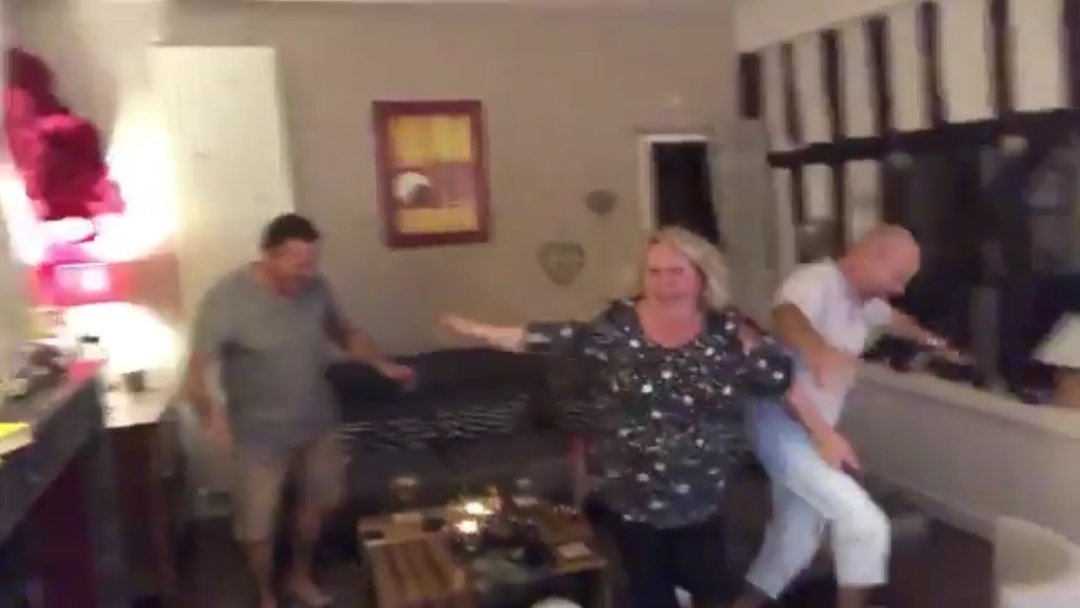 LeaMrtte's tweet photo. @lucilekfm Mother : 1 
Monsieur (?) éjecté hors du ring : 0

😂😂😂
Ça m'a fait doublement sourire quand j'ai remarqué ça !! https://t.co/HaV7PunQl5