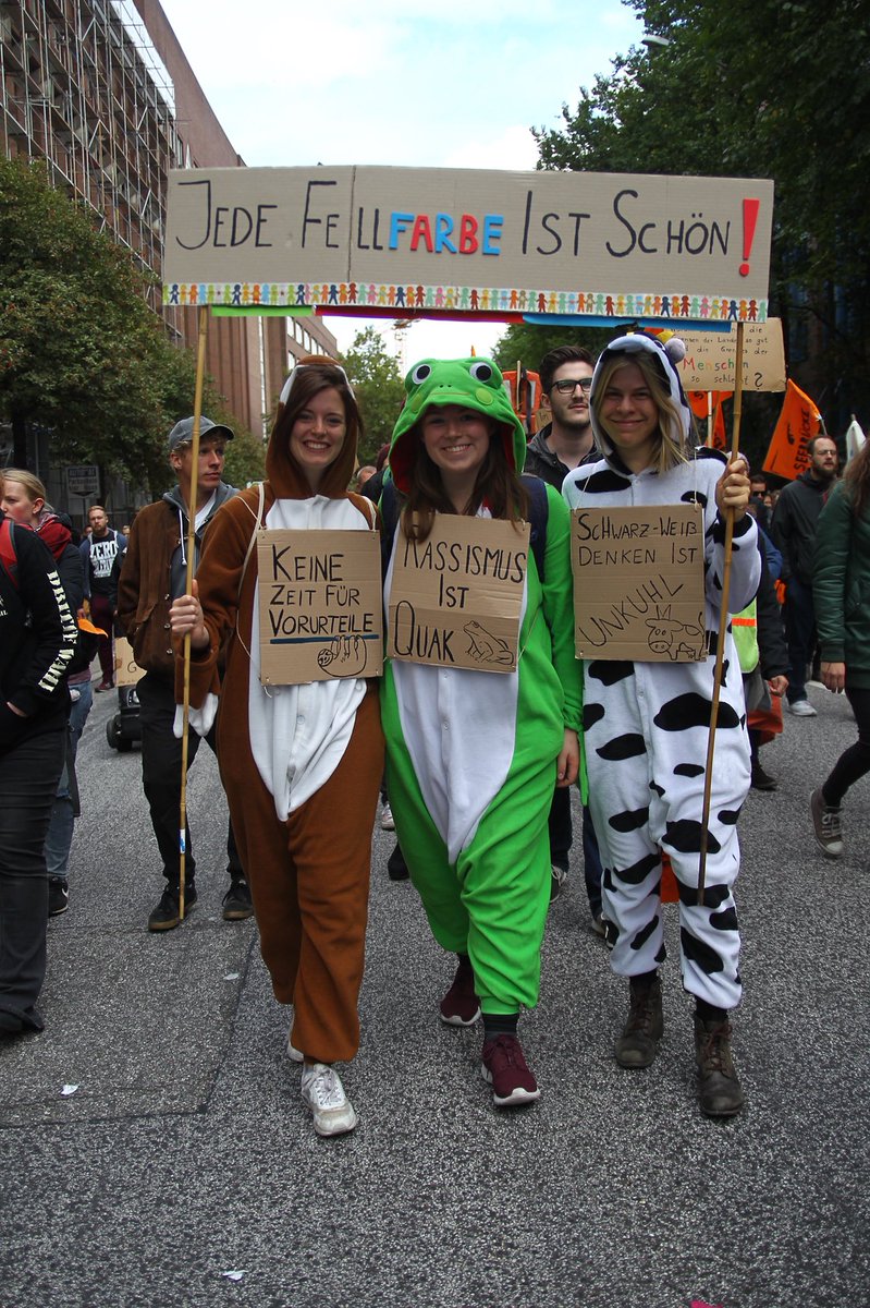 Die  #UnitedAgainstRacism ist na h gut 2 Stunden vorbei gezogen. Es fällt uns schwer eine so große Menschenmasse zu schätzen aber locker über 25.000 Menschen demonstrieren heute friedlich in #hamburg