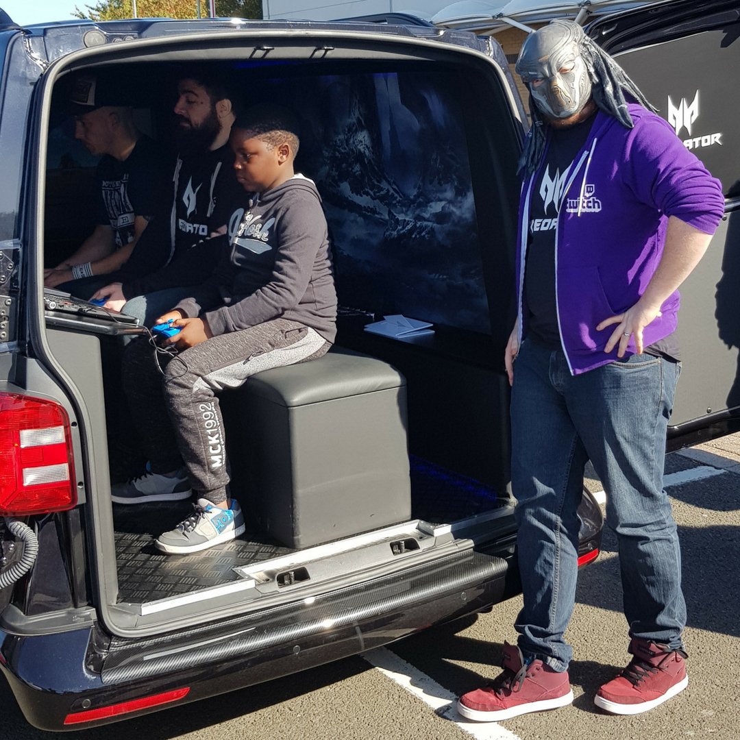 WindowsUK's tweet photo. We got to meet and hangout with @2AngryGamers during the #PredatorTour #Gaming Van Finals hosted by @AcerUK_Official & @CurrysPCWorld 😎 https://t.co/J2hsEdA4Jv