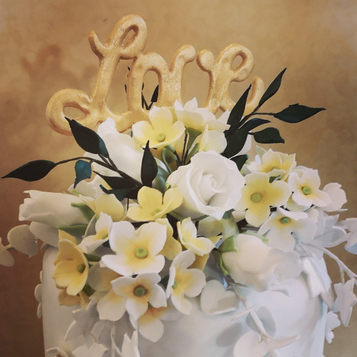 Sneak peak of this mornings set up #cakes #aberdeenshirecakedesigner #aberdeenshirewedding #madewithscotland #scotfoodfort #sugarflowers