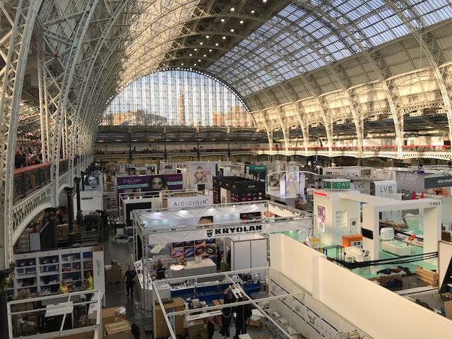 salon_beautyuk's tweet image. Olympia Beauty 2018 is looking incredible! Build up is well under way and Nailympia London Day 1 has already begun! Order your tickets today! Doors open at 10am for general visitors and 9.30am for Salon &amp;amp; Spa Owners' Club Members! buff.ly/2uw8jtE #beauty #salonowner