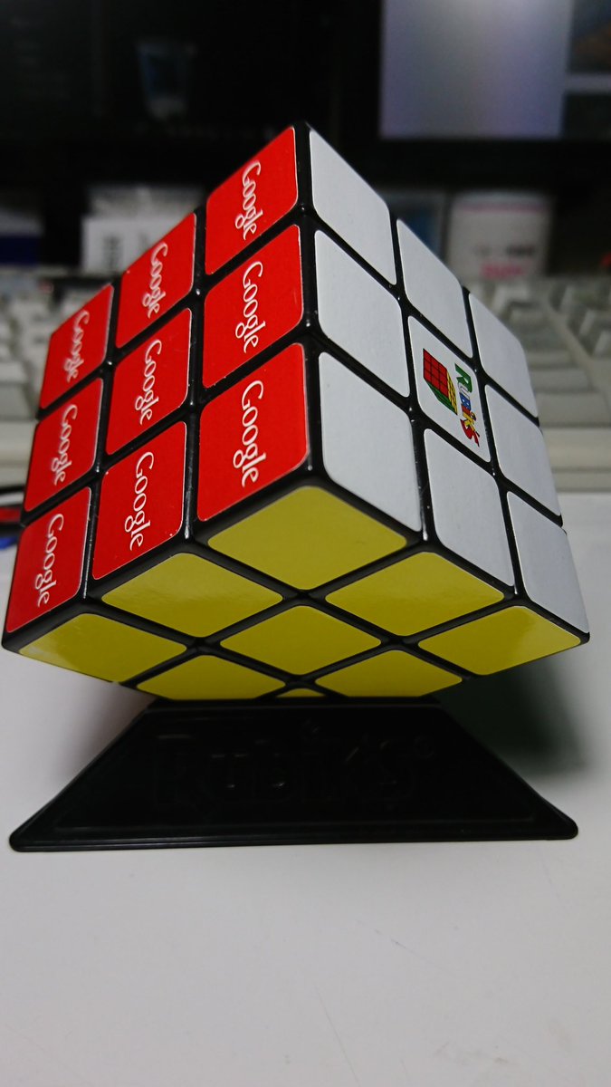 ট ইট র カジカ Googleのルービックキューブだけど このキューブ白の裏がオレンジと日本配色でも通常配色でもない変わった配色してるな 通常アメリカのって黄色にロゴで白のとこに企業ロゴが多かったけど これは赤にgoogleロゴだしそもそも配色変だし不思議な