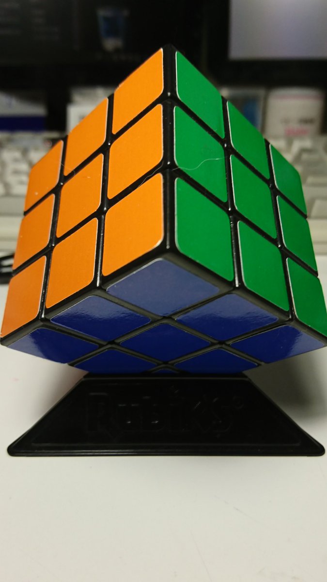 ট ইট র カジカ Googleのルービックキューブだけど このキューブ白の裏がオレンジと日本配色でも通常配色でもない変わった配色してるな 通常アメリカのって黄色にロゴで白のとこに企業ロゴが多かったけど これは赤にgoogleロゴだしそもそも配色変だし不思議な