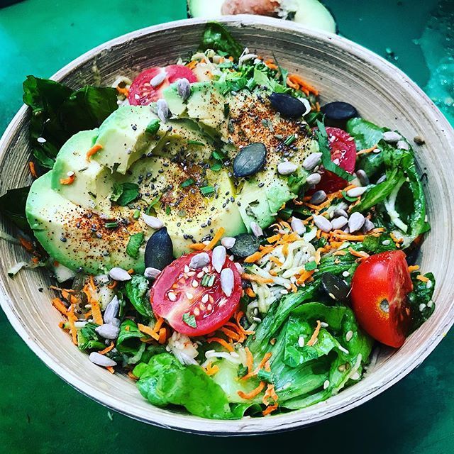 lovemecru's tweet photo. Si t'as la méga dalle j'ai encore un méga bowl de ouf à te proposer 🔥🥑
——
#bowl #superaliments #fibres #protéines #lovemecru #avocado #vitamines #lifestyle #cru #bio #detox #faitmaison #plantbased #raw #vegan #outstanding #streetfood #paris #bellevil… https://t.co/JPQVb56d1h https://t.co/JZwynRWXaz