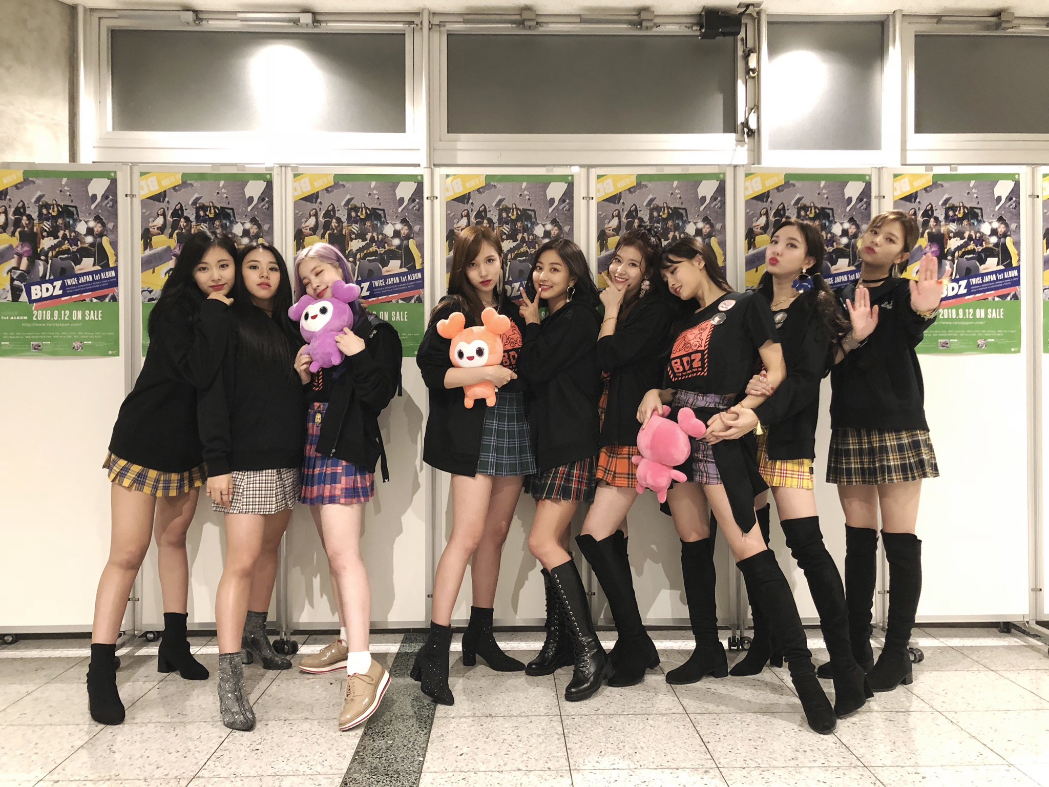 TWICE「Touchdown」Twice Debut Showcase (60fps) - YouTube