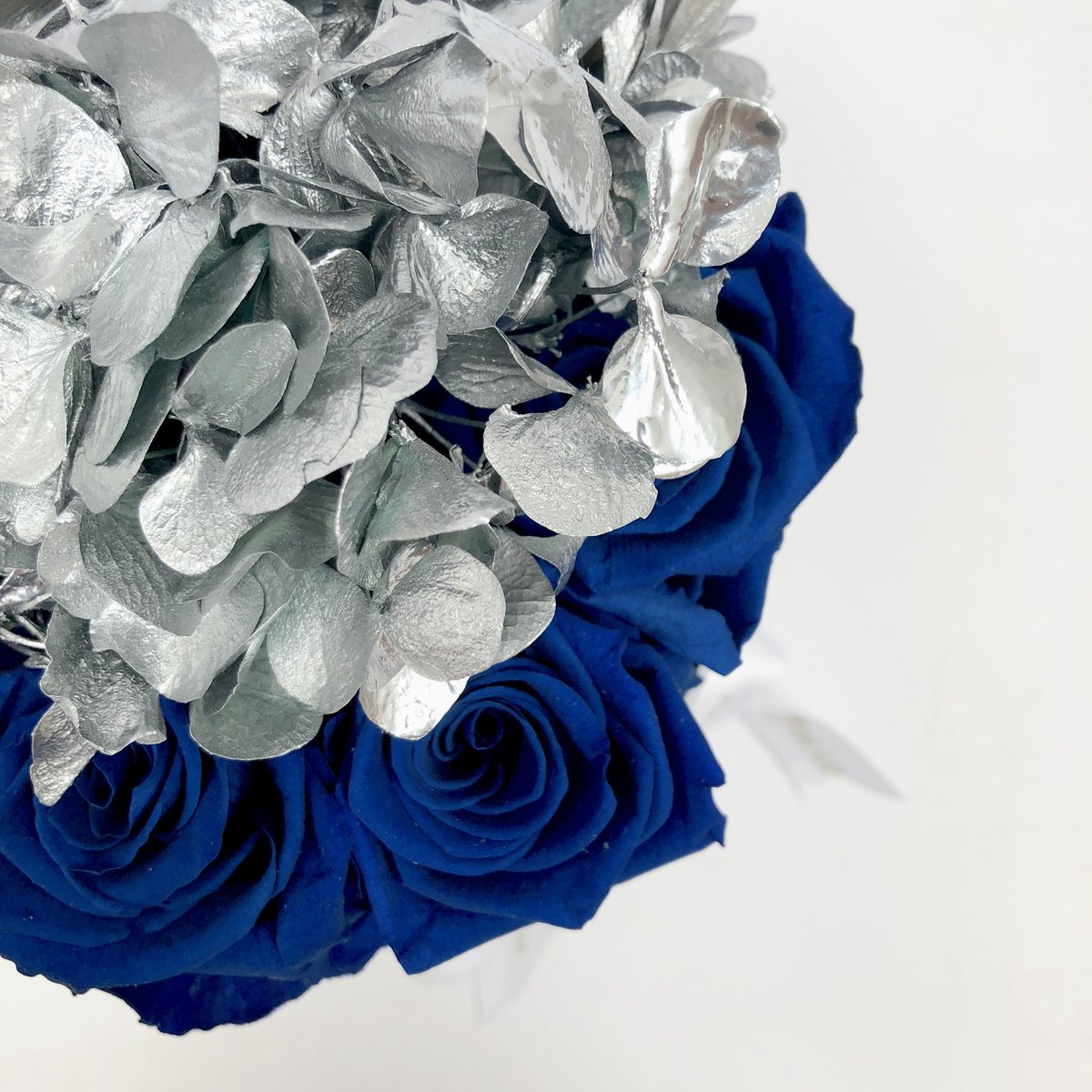 blumenecuador's tweet photo. Combina los tonos metálicos en #Hydrangeas y #rosas preservadas BLUMEN, un detalle elegante para toda ocasión 👌🏻✨.
¡Vive la experiencia BLUMEN!.
📱WhatsApp 0990061071 .
#BlumenEcuador #flores #florespreservadas #ecuador #rosaspreservadas #regalos #amor #amistad #blumenbox https://t.co/aJWPD5aCTM