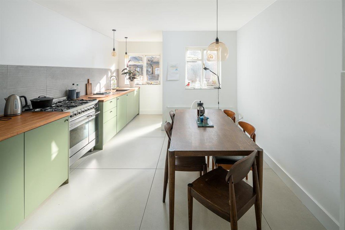 HuntersTottenh1's tweet photo. This property broke all the record on the street.

This has been renovated to a high standard by the present architect owners and offers a larger contemporary space to the rear of the property which sits beautifully with the original arts and crafts 

https://t.co/nTaZKu0rwG https://t.co/SicbLGe3hV