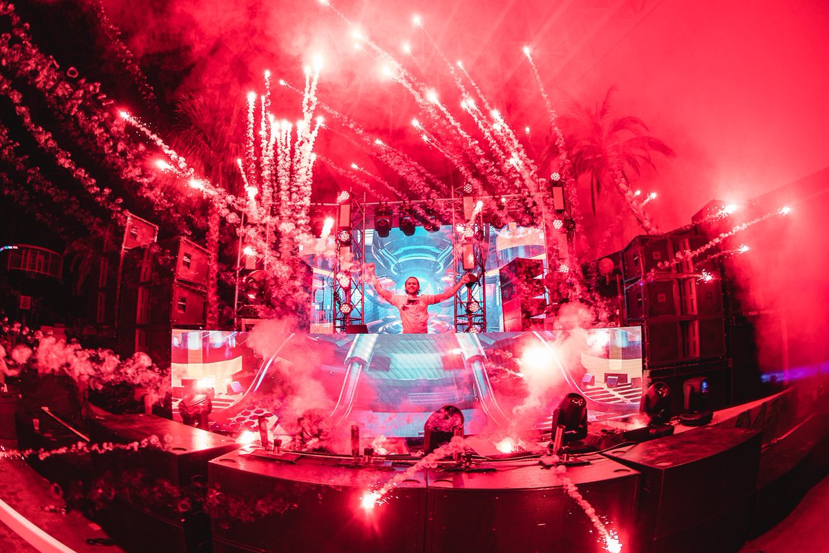EDMONTON! ♥️
My first show ever at a water park 🤣