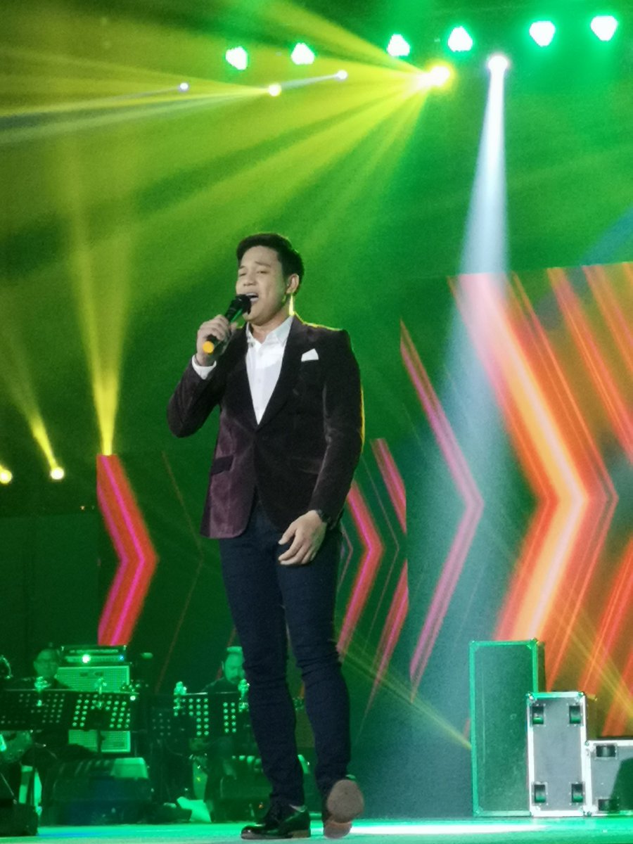 thalivonF's tweet photo. ABSCBNBall2018 is now trending and we are glad that the spectacular singer @ReggieATortugo is one among many stars of @ABSCBN walking the red carpet too.
@ReggieATortugo 
#ABSCBNBall2018 
#ABSCBNBallFanFaveReggieTortugo https://t.co/arQkaDKG18