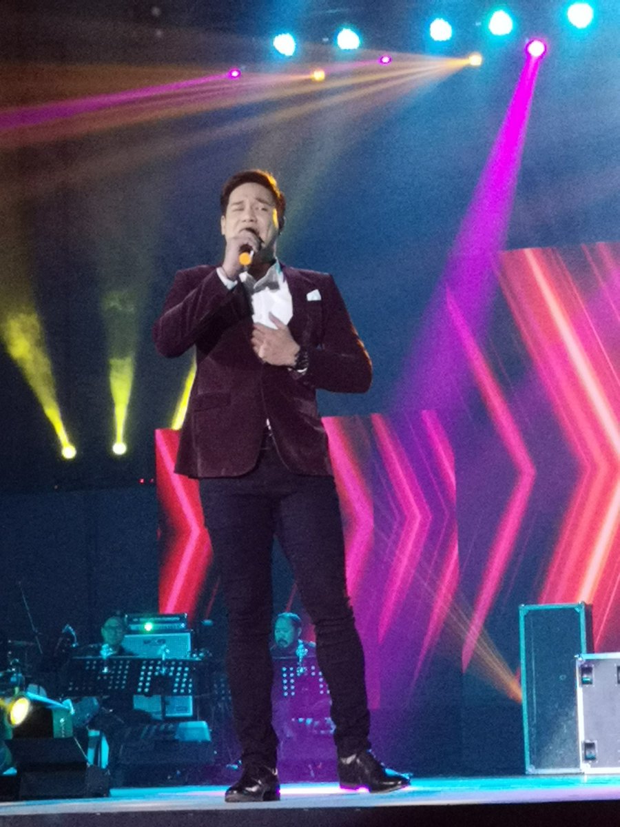 thalivonF's tweet photo. ABSCBNBall2018 is now trending and we are glad that the spectacular singer @ReggieATortugo is one among many stars of @ABSCBN walking the red carpet too.
@ReggieATortugo 
#ABSCBNBall2018 
#ABSCBNBallFanFaveReggieTortugo https://t.co/arQkaDKG18