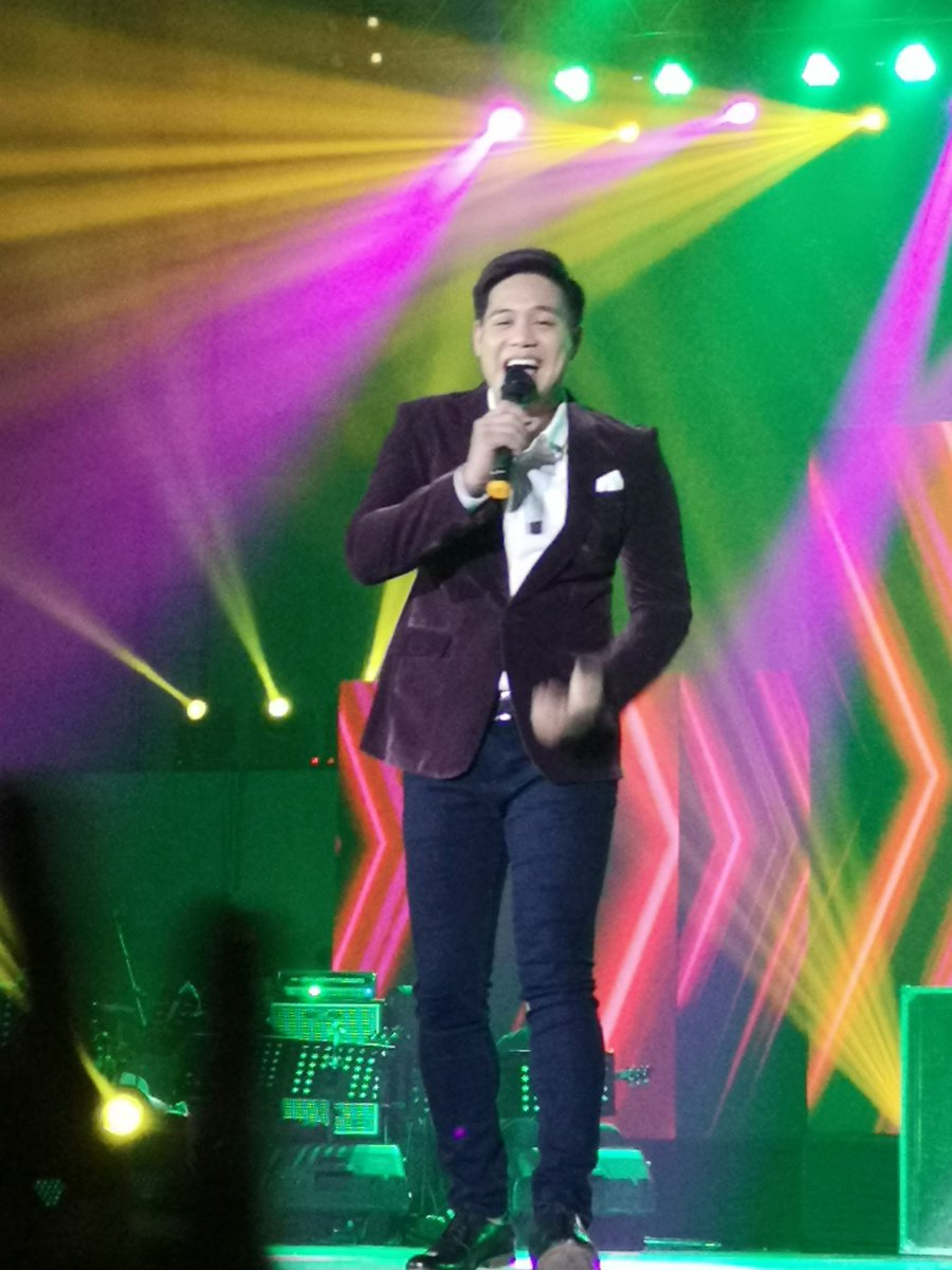 thalivonF's tweet photo. ABSCBNBall2018 is now trending and we are glad that the spectacular singer @ReggieATortugo is one among many stars of @ABSCBN walking the red carpet too.
@ReggieATortugo 
#ABSCBNBall2018 
#ABSCBNBallFanFaveReggieTortugo https://t.co/arQkaDKG18