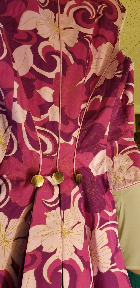 MadameAskew's tweet photo. The Sartorial Gods are pleased with my offerings; my pattern matching magically carried through the center back pleat.
#steampunksewing #sewaskew #historicalsewing #tikipunk #sneakpeek #steampunkfashion https://t.co/hlI4Chg8tJ