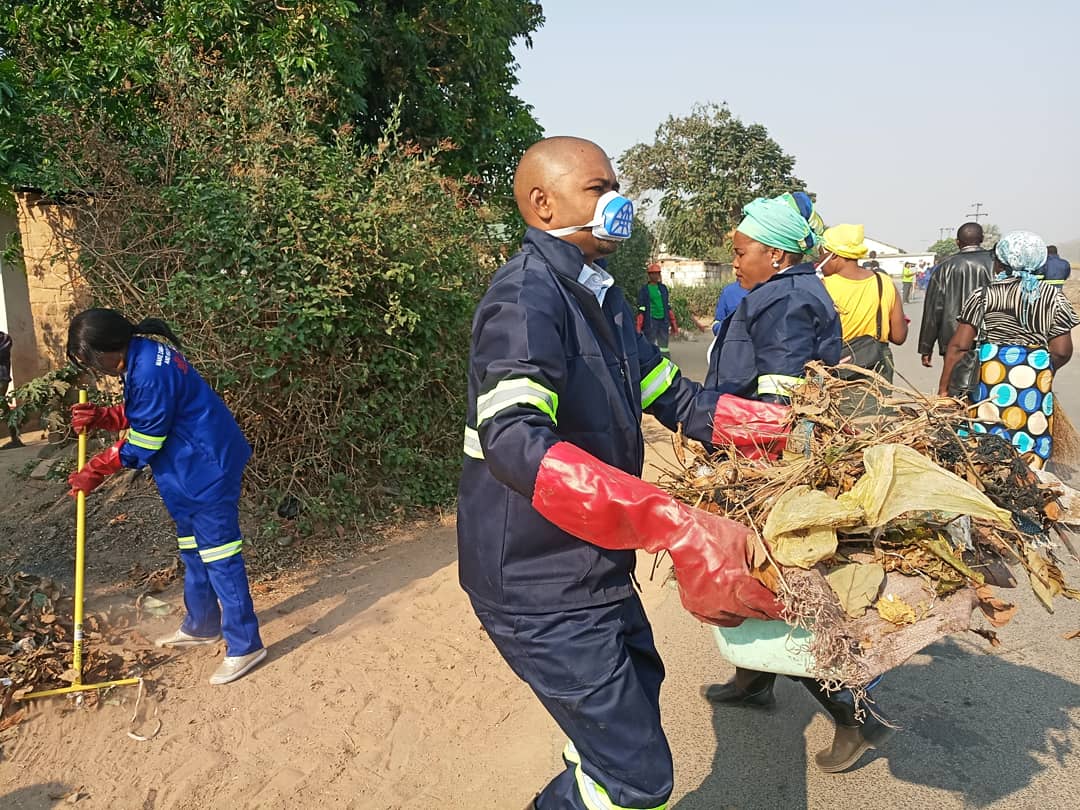 bflowmusic's tweet photo. Cleaning Choma's Shampande compound with Local Government Minister Hon @VincentMwale, TV Personality @Nabsvlahakis and members of the Choma community. Every last Saturday of the month, we participate in the national routine cleaning exercise. #makezambiacleangreenandhealthy https://t.co/Be0pWZE0yR