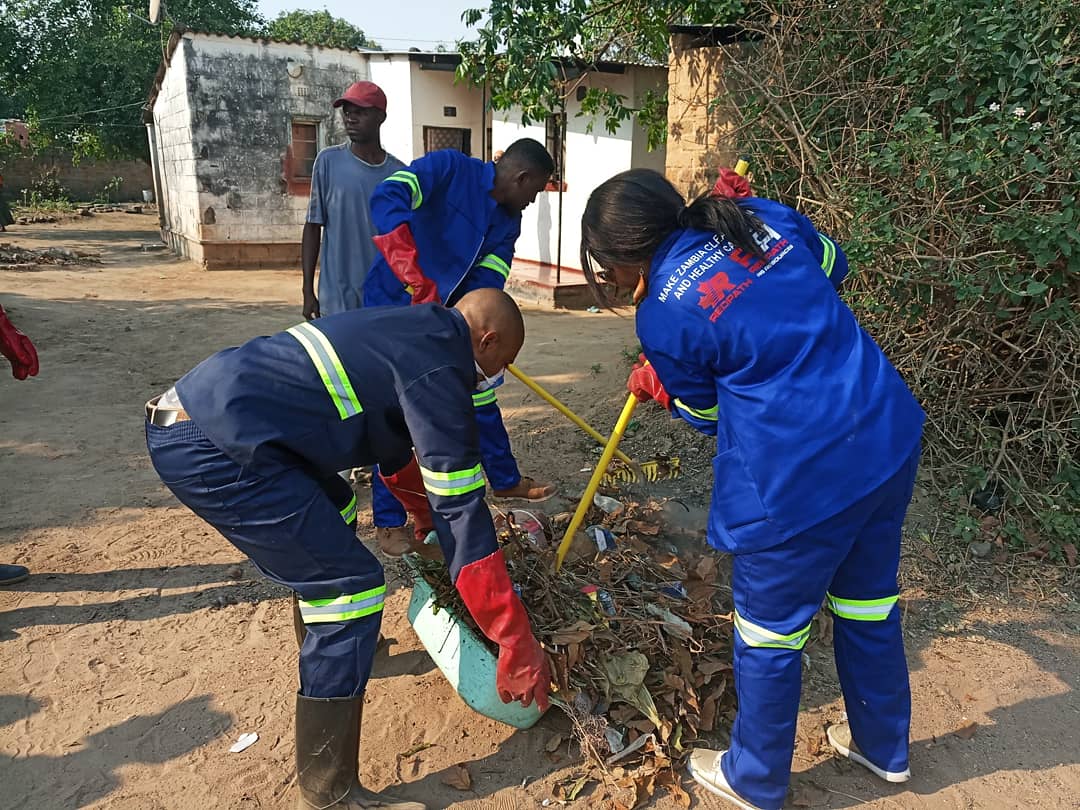 bflowmusic's tweet photo. Cleaning Choma's Shampande compound with Local Government Minister Hon @VincentMwale, TV Personality @Nabsvlahakis and members of the Choma community. Every last Saturday of the month, we participate in the national routine cleaning exercise. #makezambiacleangreenandhealthy https://t.co/Be0pWZE0yR