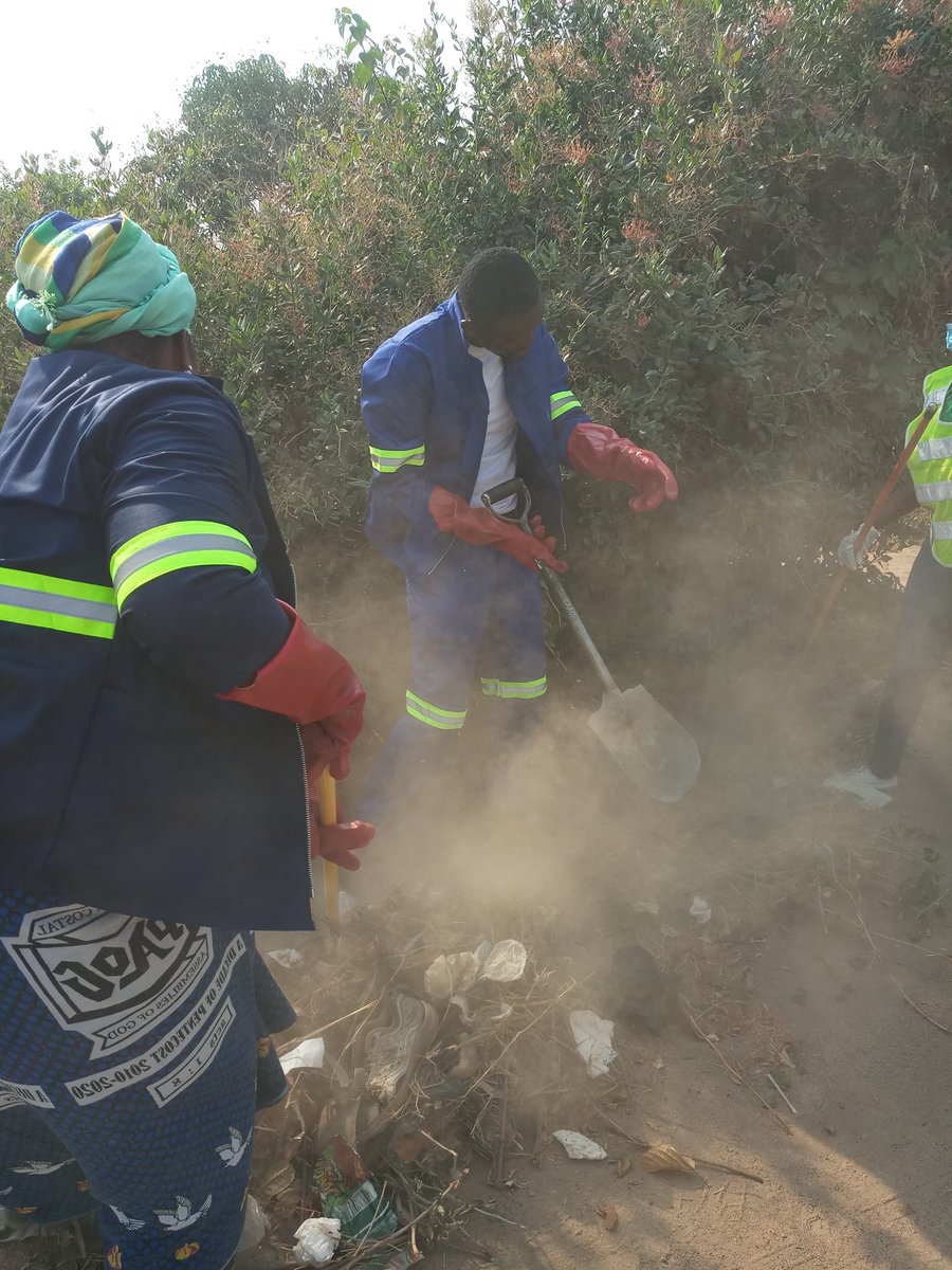 bflowmusic's tweet photo. Cleaning Choma's Shampande compound with Local Government Minister Hon @VincentMwale, TV Personality @Nabsvlahakis and members of the Choma community. Every last Saturday of the month, we participate in the national routine cleaning exercise. #makezambiacleangreenandhealthy https://t.co/Be0pWZE0yR