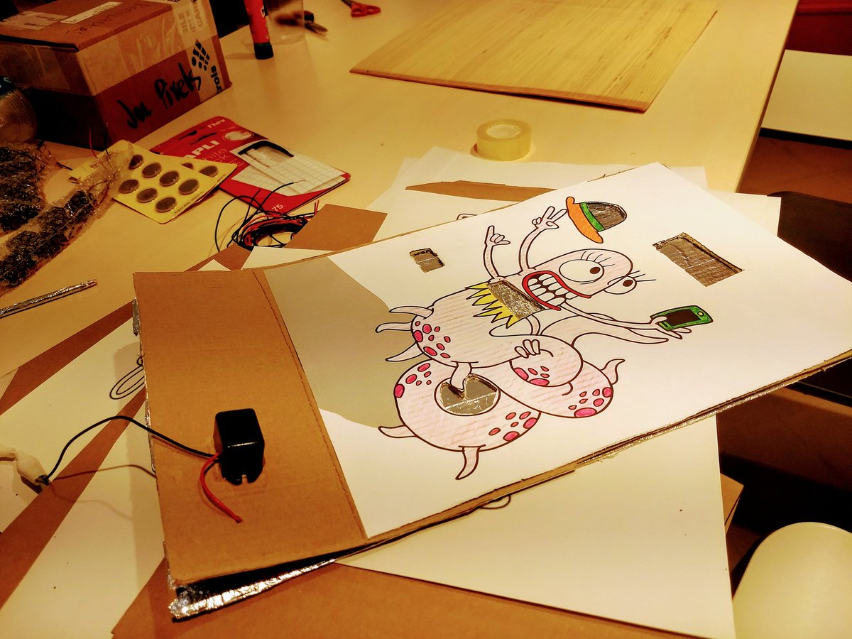 fab_casadelmig's tweet photo. Començant el #taller #maker en #família amb @VailetsHackLab !!! Avui toca fabricar-nos el #joc d'operació!!!! 😍🤖👾🎮 https://t.co/Gm9TmnbtA0