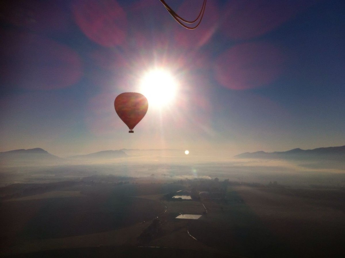 Harrops_Balloon's tweet photo. It's difficult to beat the romance of a hot air balloon flight. Spoil your loved one with @Harrops_Balloon ππ₯
#bhobs #southafrica #billharrops #hotairballoon #ballooning #makingmemories #experiencesouthafrica #aviation #abovetheclouds https://t.co/j1D4sKg5RH