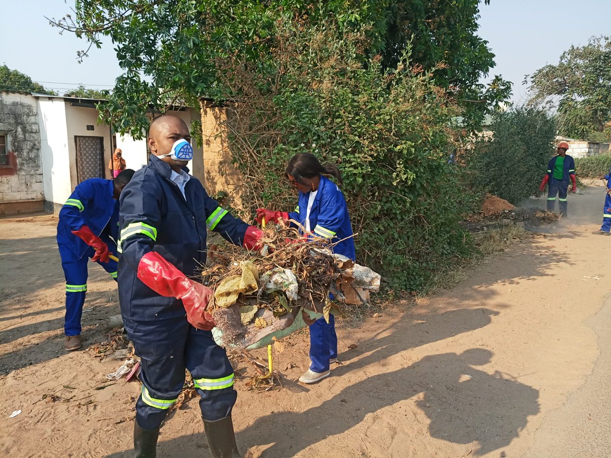 Nabsvlahakis's tweet photo. Today I joined the team led by the local government minister @VincentMwale in cleaning up Shampande compound in Choma.later,@bflowmusic and I witnessed the official opening of the newly reconstructed Choma fire station.
#keepzambiacleangreenandhealthy! https://t.co/Wm4rHeu7MJ