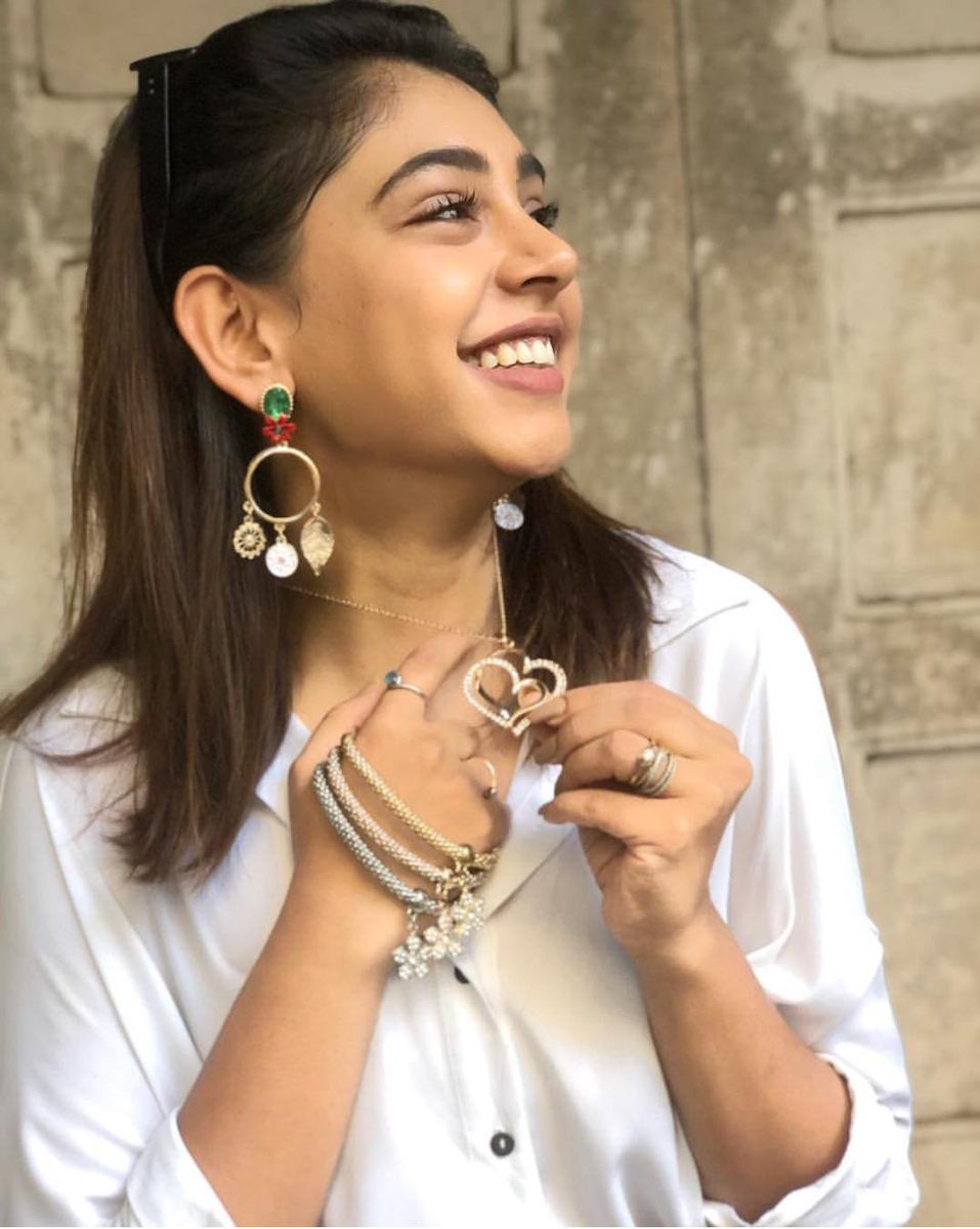 Pani21537719's tweet photo. So prettayyyyyyy !😍🐣❤
@niti_taylor ❤❤
#nititaylor #kaiseyehyaarian #nandinimurthy #proudnitian #nitians #niti #nitianforever #wesupportnititaylor #welovenititaylor #niti_army #nititan #sajidshahidcalendar #KYYS4OnVoot https://t.co/VDnMCi0q1u