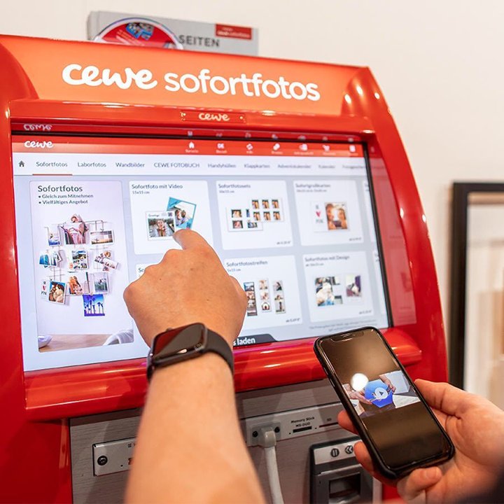 Cewe Fotobuch Bewegte Grusse Versenden Wir Wollen Dass Ihr Auch Video Botschaften Als Haptische Postkarte An Eure Lieben Verschicken Konnt Dafur Testen Unsere Besucher Die Cewe Sofortfotos Mit Qr Code Integration