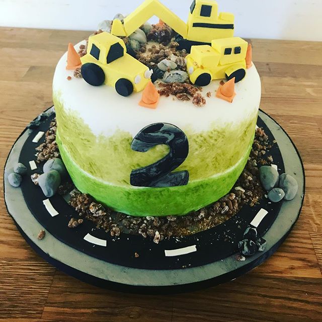 HWLcakes's tweet photo. #diggers loved by small children everywhere https://t.co/C5xJMZndEc https://t.co/Cqj2YzZPwM