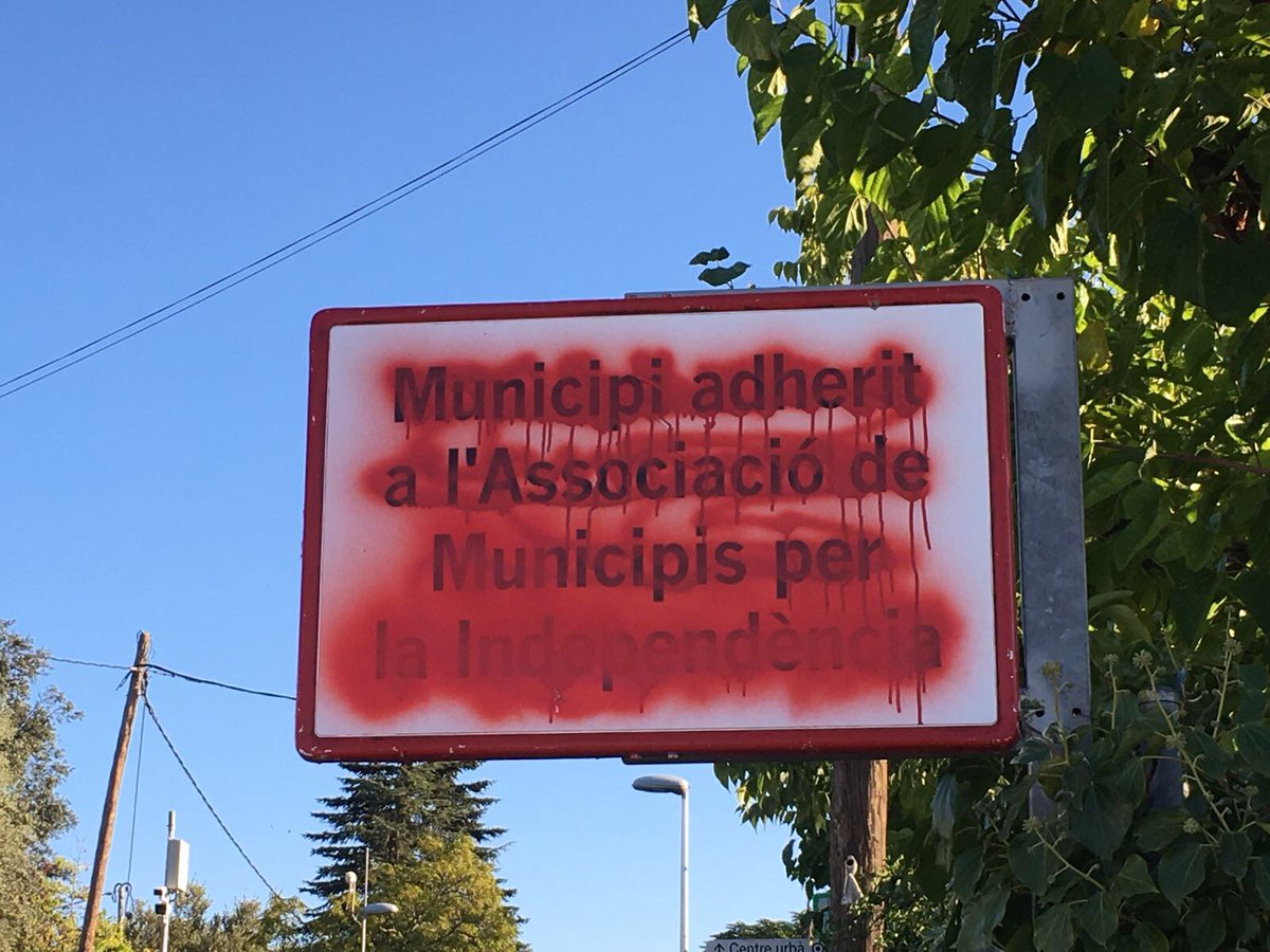CDRMatadepera's tweet photo. El #CDRMATADEPERA condemna l'atac aquesta matinada #Alertaultra 
Grup armat amb cuters i amb actituds amanecadores i intimidants. Destrosses a plaques #RepúblicaCatalana estalada; pont i llaços🎗🎗 @altuka_ @CDRCatOficial @jordiborras @CUPMatadepera @ERCMatadepera
@PDCMatadepera https://t.co/Gs44MiDdqF