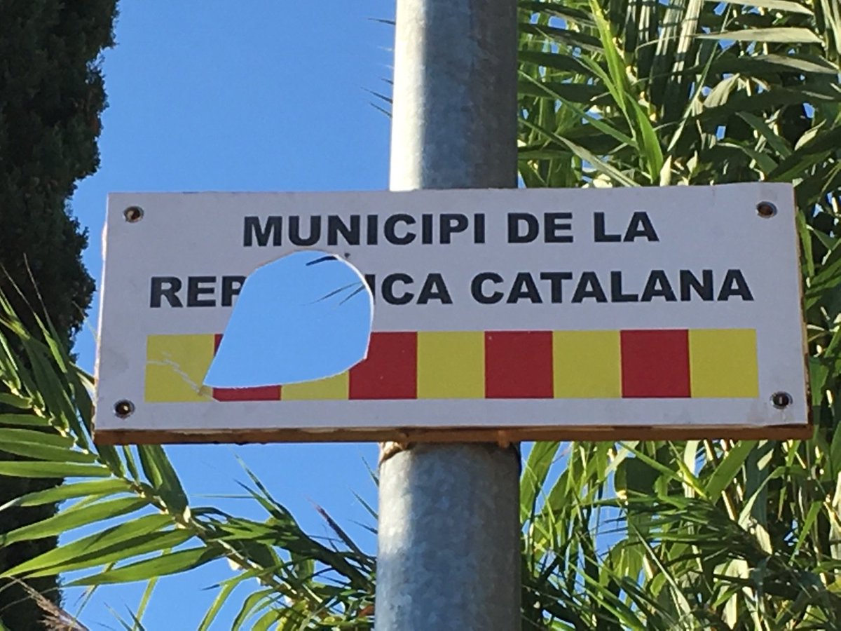 CDRMatadepera's tweet photo. El #CDRMATADEPERA condemna l'atac aquesta matinada #Alertaultra 
Grup armat amb cuters i amb actituds amanecadores i intimidants. Destrosses a plaques #RepúblicaCatalana estalada; pont i llaços🎗🎗 @altuka_ @CDRCatOficial @jordiborras @CUPMatadepera @ERCMatadepera
@PDCMatadepera https://t.co/Gs44MiDdqF