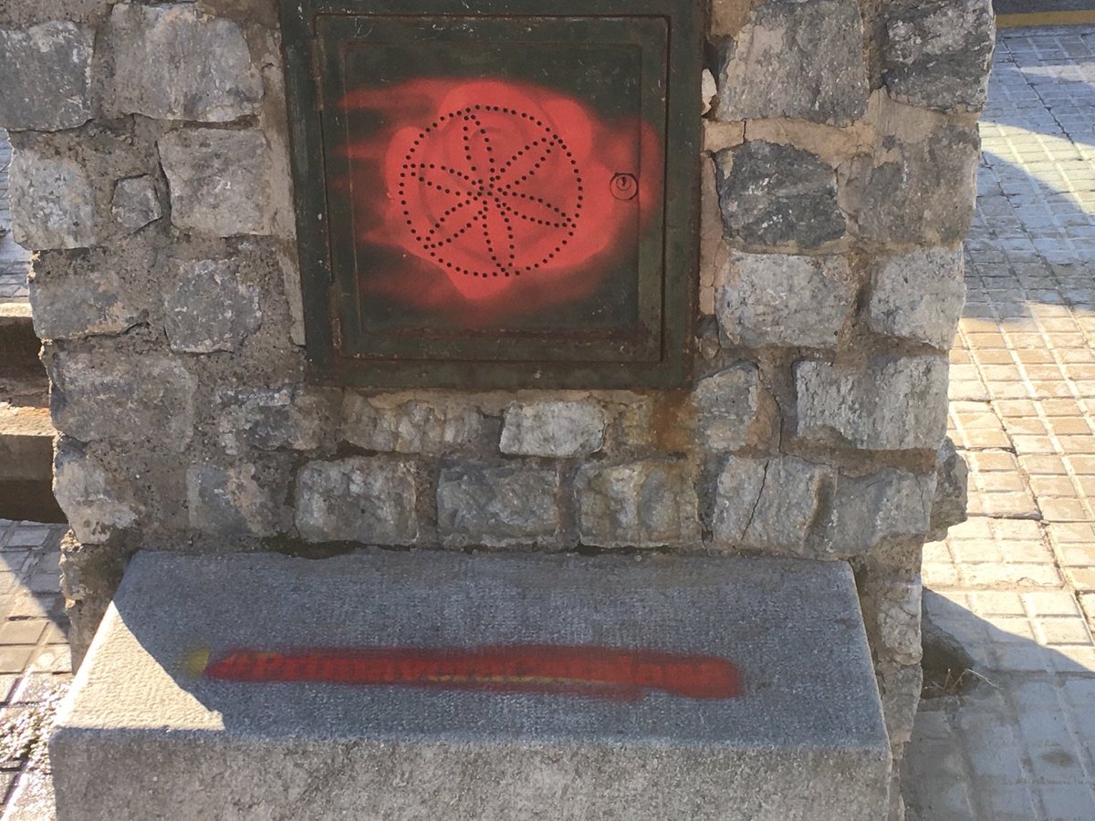 CDRMatadepera's tweet photo. El #CDRMATADEPERA condemna l'atac aquesta matinada #Alertaultra 
Grup armat amb cuters i amb actituds amanecadores i intimidants. Destrosses a plaques #RepúblicaCatalana estalada; pont i llaços🎗🎗 @altuka_ @CDRCatOficial @jordiborras @CUPMatadepera @ERCMatadepera
@PDCMatadepera https://t.co/Gs44MiDdqF