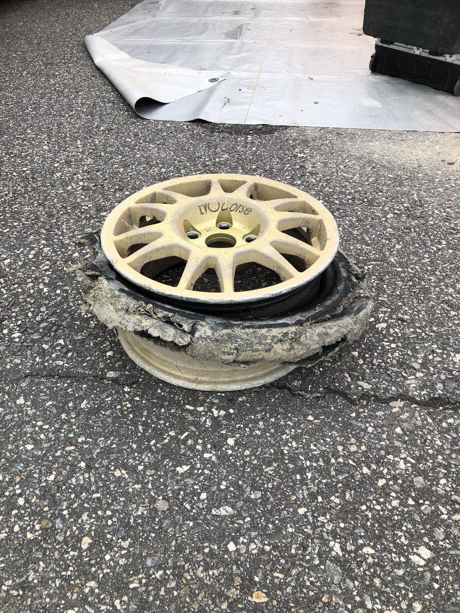JTokeeRacing's tweet photo. EK5 tuotti tosiaan vähän hankaluuksia kun jouduttiin ajamaan noin 10 km tämän näköisellä renkaalla #rallism #teijotalotralli https://t.co/4gvqCjll4C