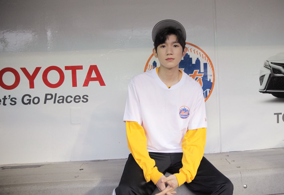 RoyWangGlobal's tweet photo. 🌟180929 Roy Studio Weibo Update(1/3)
#王源美职棒球赛开球
 #RoyWang was invited to throw first pitch at @CitiField for a #MLB game
​​​@Mets @NewEraCap 
https://t.co/ndlgB9N4gm
#王源 #RoyWang #わんゆぇん #WangYuan #TFBOYS王源 #NewEraCap https://t.co/arCrWIpFxa