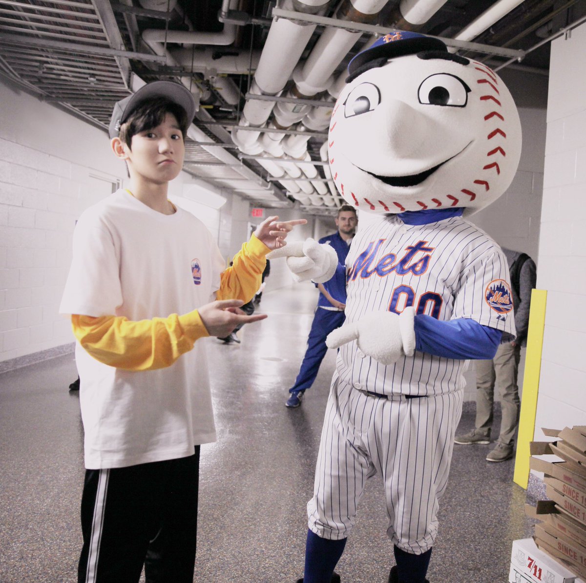 RoyWangGlobal's tweet photo. 🌟180929 Roy Studio Weibo Update(1/3)
#王源美职棒球赛开球
 #RoyWang was invited to throw first pitch at @CitiField for a #MLB game
​​​@Mets @NewEraCap 
https://t.co/ndlgB9N4gm
#王源 #RoyWang #わんゆぇん #WangYuan #TFBOYS王源 #NewEraCap https://t.co/arCrWIpFxa