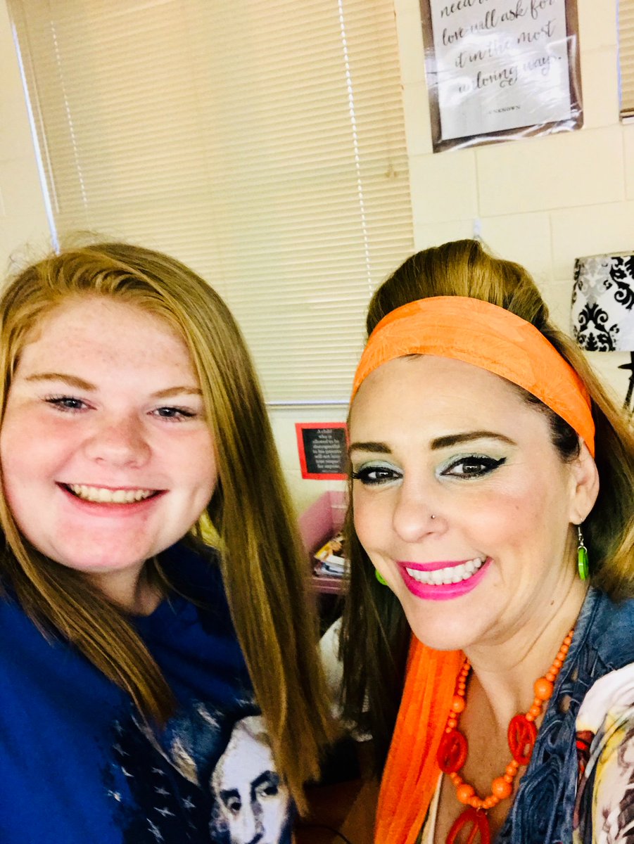 ChrissyBeaver2's tweet photo. More Decades Day Pictures 💃🕺🏼✌️☮️ @UHSTitans411 @TitanSGA411 @jrdevito19 @JulianFJones @brookiekells https://t.co/w3gNyvUbo8