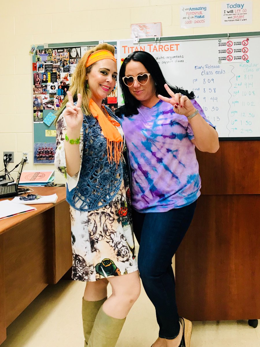 ChrissyBeaver2's tweet photo. More Decades Day Pictures 💃🕺🏼✌️☮️ @UHSTitans411 @TitanSGA411 @jrdevito19 @JulianFJones @brookiekells https://t.co/w3gNyvUbo8