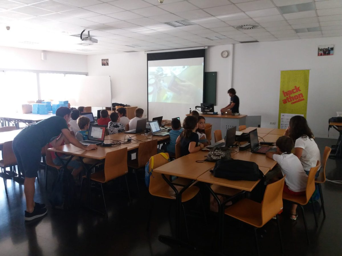 robotme_es's tweet photo. Ya estamos en #HackathonCS2018! Hoy colaboramos en la versión infantil con nuestros robots #mbot. Tras trastear con el #hardware y montar los dispositivos, en breve les daremos vida código y programación. Ingenio y creatividad en estado puro.  We 😍🤖 https://t.co/NqQ1vjbXXk