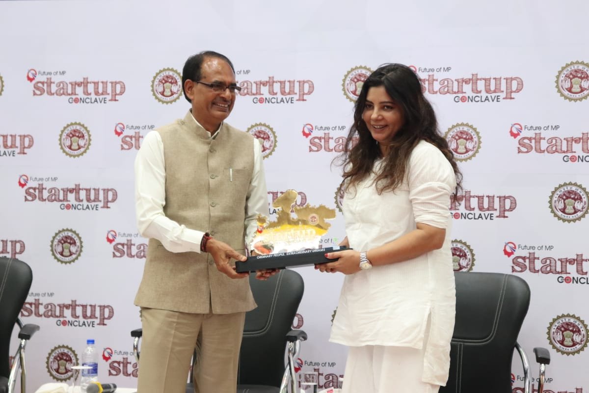 CMMadhyaPradesh's tweet photo. CM @ChouhanShivraj presented mementos to panelist Mr Praveen Kankariya & moderator of the session @SharmaShradha at the #MPStartupConclave2018. https://t.co/KA1c9m5R22