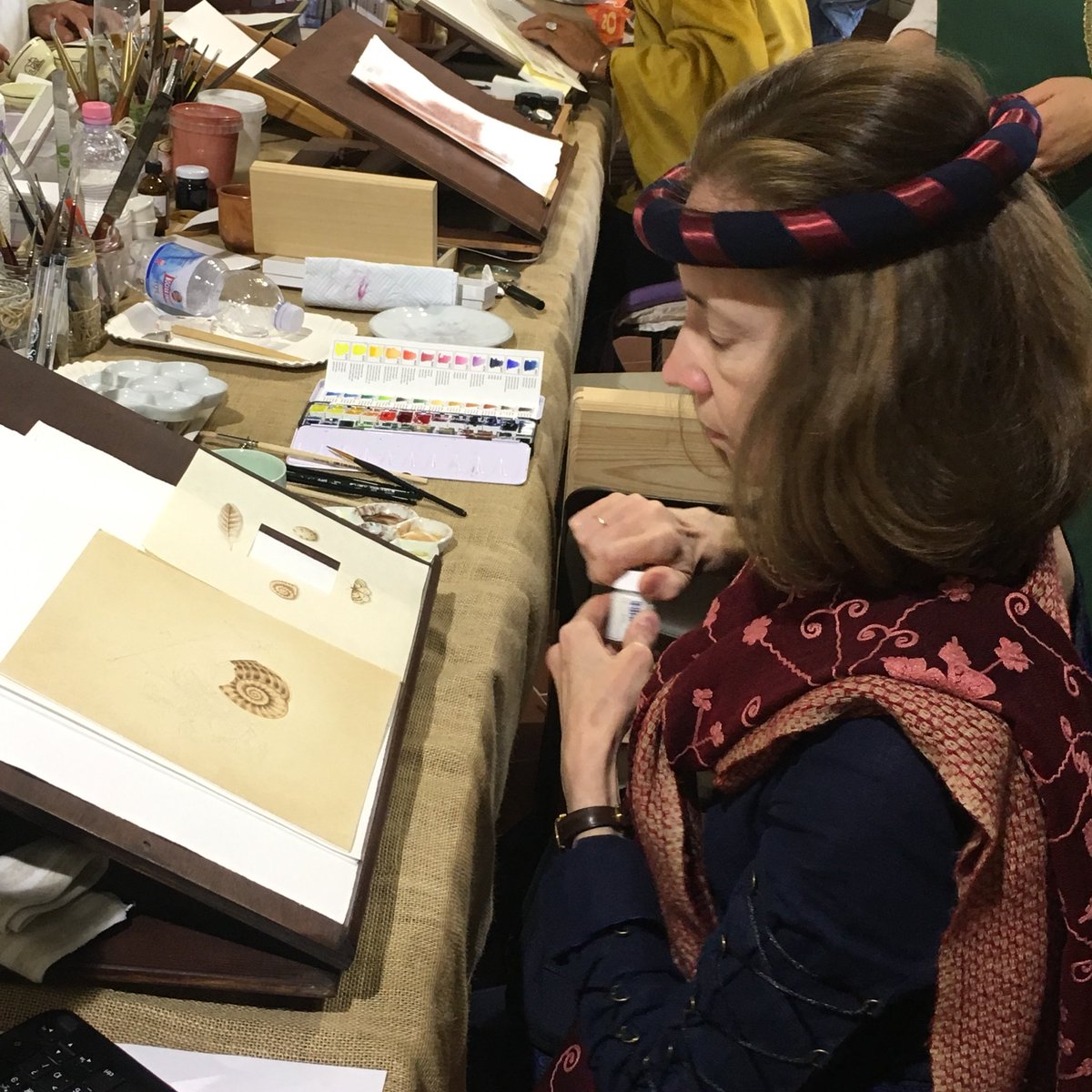 Calligrafi ed altri artigiani popolano il chiostro di San Francesco. In questi giorni speciali la pace di un luogo così evocativo non poteva che tingersi profondamente di Medioevo. #festivaldelmedioevo