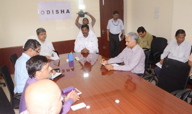 sanjaydasburma's tweet photo. Minister Food Supplies &amp; Consuimer Welfare  Shri Sanjay Kumar Das Burma Reviewing situation Arising out of Strike  Call of Odisha Byabasayi Mahasangha at secretariat https://t.co/xmUeDJSIeh