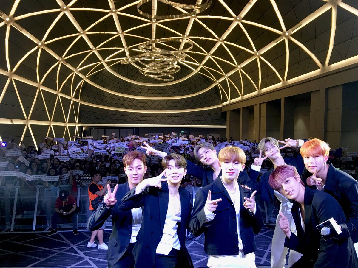 OfficialMONSTAX's tweet photo. [#MONSTA_X]
180929 #몬스타엑스 
#KCON2018THAILAND 
MEET &amp;GREET 완료✔️

본 공연에서도 함께해요! 
THAILAND #MONBEBE
THANK YOU😍

#KCON #케이콘 #LETSKCON https://t.co/wOWr8n8wRU