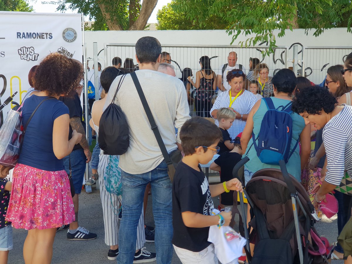 FoiosLittleFest's tweet photo. Tallers de pintura de gom a gom!!!! 🤘😉😊#FLF2018 #FoiosLittleFest #foios #tallers #pintura #Valencia #Hortanord https://t.co/H7400ZflMf