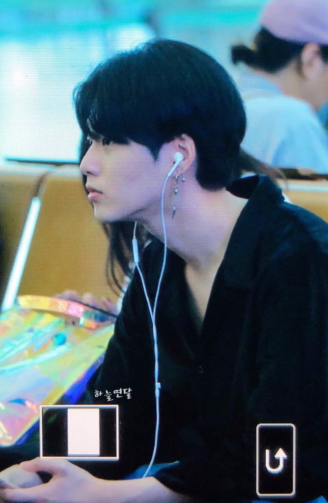 19961021com's tweet photo. 180929 인천 출국 프리뷰

[속보] 인천공항에서 세상에서 제일 잘생긴 조각이 발견돼 •••

#바시티 #VARSITY #시월 #XIWEOL 
@varsity_2017 https://t.co/8d0xtyA5NE