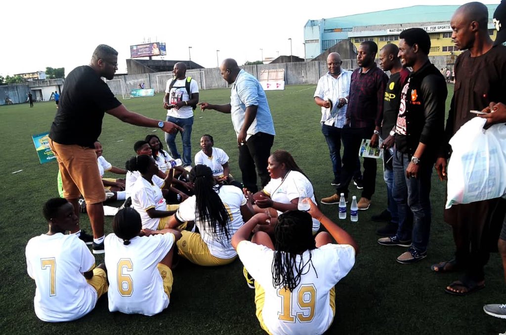 Mpraiz's tweet photo. So I got busy inputing technical and tactical strategies from the sidelines (while also threatening to destroy the referees and asst. referees😈... but let’s ignore that) for the match up between #SWANCHESTERS and #WOMENCOACHES
Very proud of how our ladies fared
#SwanWeek2018 https://t.co/BVZFIXhyIY