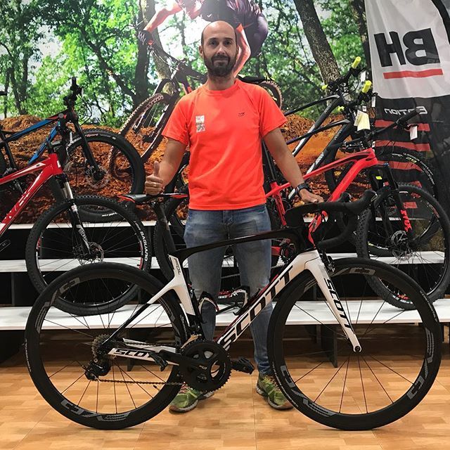 Ciclos_Castillo's tweet photo. Cliente contento con sus nuevas ruedas EVO C38 😜

Gracias Carlos que las disfrutes.

#cicloscastillo #bh #evo38 https://t.co/V2aahp3DLq https://t.co/W7QSWbAqfj