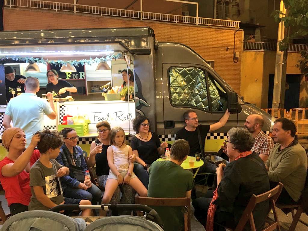 ajsantpedor's tweet photo. Heu visitat l’espai de food trucks a la Fira de Sant Miquel? Ahir van obrir portes !! #FSM2018 #Santpedor https://t.co/4HEgAqZp0s