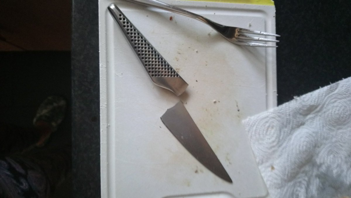 Lisa_1lr's tweet photo. @globalknives_uk I'm not sure this is meant to happen when slicing bacon #snapped #globalknifes #whatquality #nothappy https://t.co/I1Ic0kS5Nv